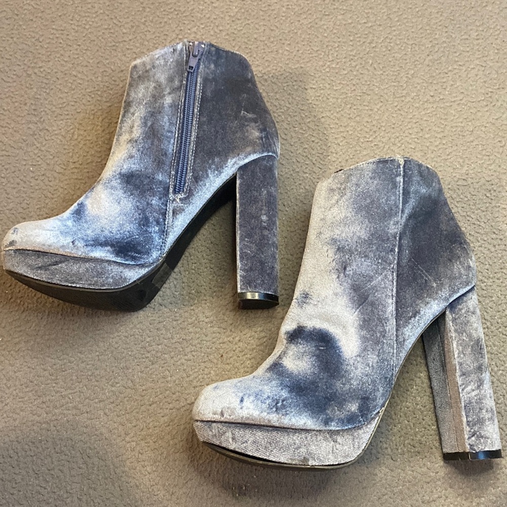 Blue Velvet Woman’s Chunky‎ Heeled Bootie | Size 6